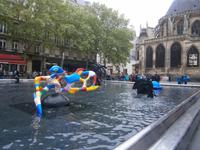 Skurrile Figuren im Brunnen