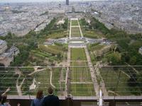 gepflegte Anlagen am Fuße des Eiffelturms