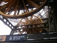 Große Laufräder bewegen die Fahrstühle des Turms