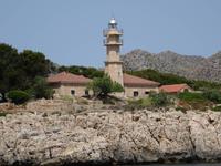 Leuchtturm am Hafen von Port Pollenza