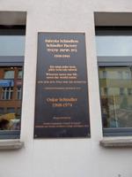 Gedenktafel an Oskar Schindler an seiner ehemaligen Fabrik in Krakau