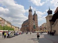 unterschiedlich hoch sind die Türme der Marienkirche in Krakau