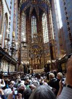 Der von einer Nonne geöfnette Veit Stoß Hochaltar