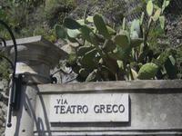 48. Vorm Eingang zum Theater - Sizilien 10-17.5.15