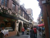 Viele Gäste flanieren in der Stadt