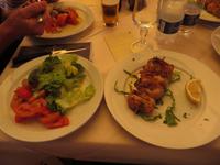 erstes sizilianisches Mittagessen - Schwertfischröllchen mit Salat