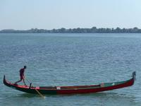 Ein Gondoliere bei der Heimfahrt in Richtung Lido