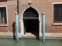 Typischer Eingang in einen Palazzo vom Kanal aus 