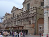 Außenfassade entlang des Seitenschiffs mit Ladenpassage