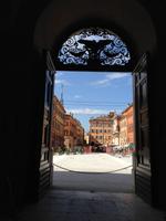 Blick auf den Piazza Roma aus dem Innenhof des Palazzo Ducale