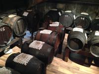 Fässer mit edlem Balsamicoessig