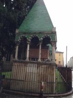 Sarkophage vor der Kirche San Francesco Bologna