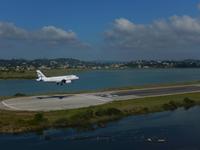 Die Start- und Landebahn ist fast gänzlich von Wasser umgeben