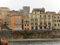 Blick vom Boot auf Korfu Stadt