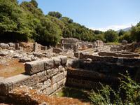 Albanien - Butrint - Blick auf das Schatzhaus (rechts) des Asklepios-Heiligtums 