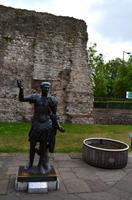 088 London, Reste der römischen Stadtmauer am Tower Hill mit Trajan Statue
