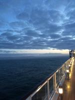 In den Abendhimmel hinein