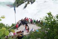 600.000 Liter die Sekunde gehen hier im Durchschnitt im Sommer runter. Nach den Regenfällen der vorherigen Tage sind es jetzt sicher ein paar mehr. Umso beeindruckender ist der Wasserfall