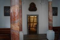 Kurios: Fach- und Flechtwerk im barocken Kanonissenstift in Lindau will nicht so recht zur sonstigen Pracht der Kirche passen