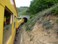 Einfahrt in einen der Tunnell mit dem gelben Zug 