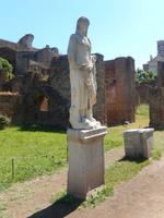 Statue einer Vestalin, sogar noch mit Kopf