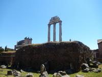 Vom Tempel von Castor und Pollux sind immerhin noch einige ganze Säulen erhalten