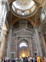Erst im Inneren des Petersdoms wurden uns seine Ausmaße so richtig bewusst