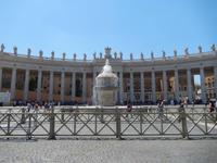 Stellt man sich auf einen bestimmten Punkt auf dem Petersplatz, kann man von den Säulenreihen jeweils nur noch genau die vorderste Säule sehen