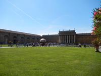 Herrlich ist auch der Cortile della Pigna, mit der markanten bronzenen Kugel in der Mitte