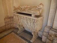 Ein antiker Sarkophag im Cortile della Biblioteca