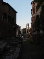 Zwischen den Gebäuden des Ghettos konnten wir die Überreste des Theaters des Marcellus erblicken