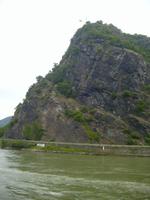 der schroffe Felsen der blonden Schönheit