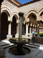 Kathedrale Santa Maria Nuova -Brunnen