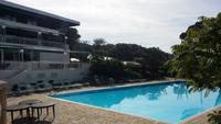 Hauptgebäude und Pool des Hotels Sierra Silvana