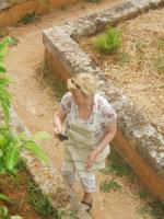 Frau Eilers in einem Gärtchen in einer der Masserie