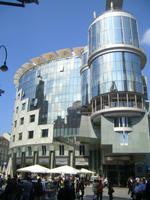 der Dom aus dem 12 Jhd. spiegelt sich in der modernen Fassade wieder