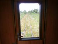 Blick aus dem letzten Waggon der Kleinbahn nach Sypitki