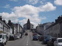 Hauptstraße von Bowmore mit Rundkirche