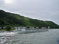 Reger Schiffsverkehr auf dem Rhein