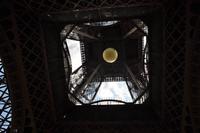 Eiffelturm - Der Tennisball deutet auf die laufenden French Open