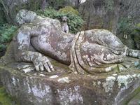 Heiliger Wald in Bomarzo, Schlafende Psyche mit Hund