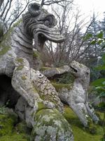 Heiliger Wald in Bomarzo, Drache der Zeit im Kampf mit den Jahreszeiten
