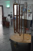 Herstellung der Mandelketten mit Johannisbrotbaumsirup