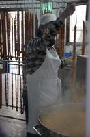 Herstellung der Mandelketten mit Johannisbrotbaumsirup