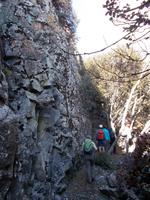 DSCN2127 immer am Fels entlang