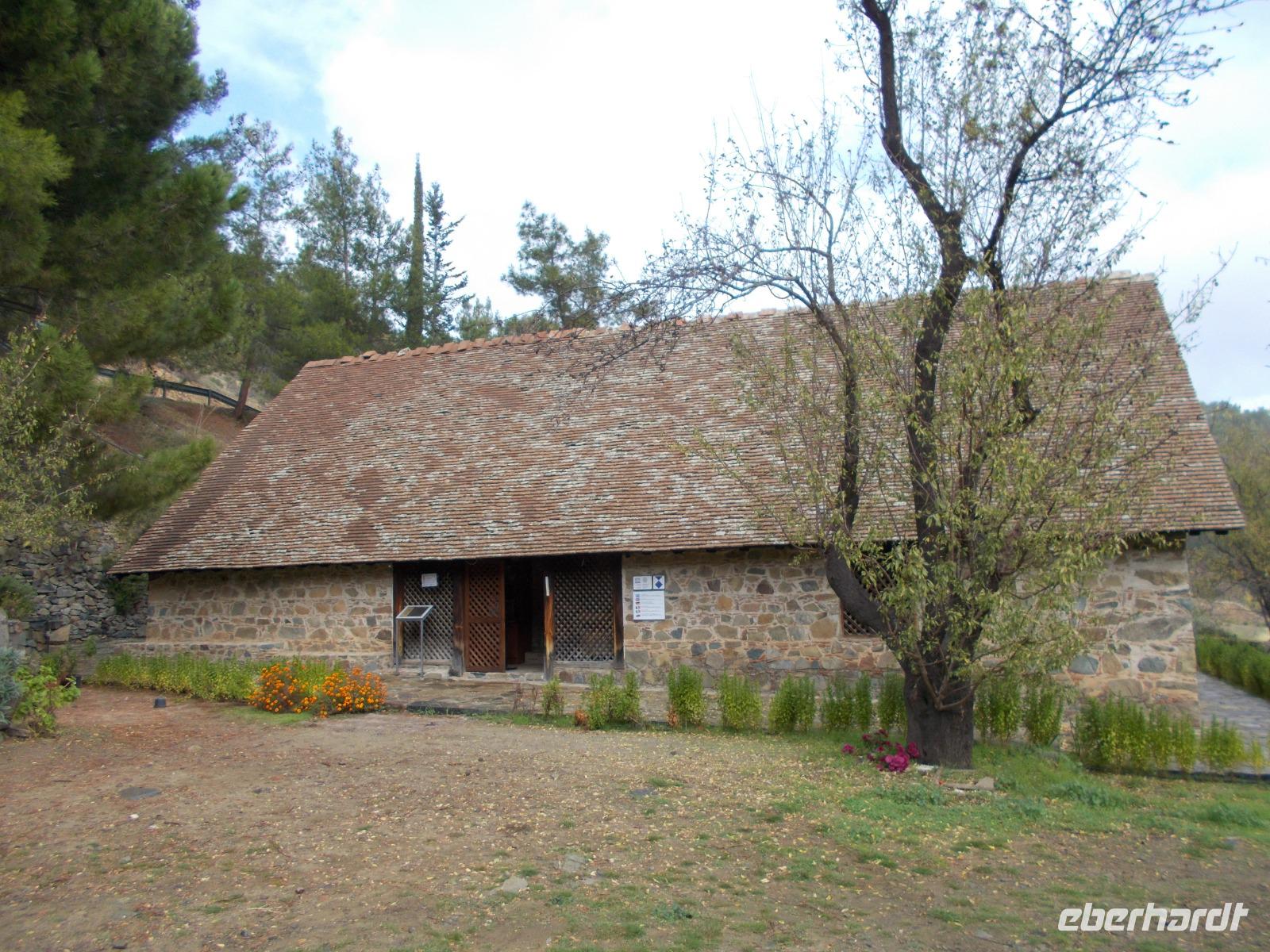 DSCN2153 Scheunendachkirche mit Basilikum Hecke