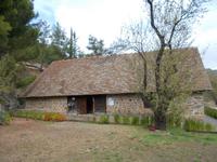 DSCN2153 Scheunendachkirche mit Basilikum Hecke