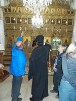 DSCN2219 ein Patre erklärt uns die Ikonen