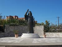 DSCN2241 Platz vor dem Makarius Memoral Centre