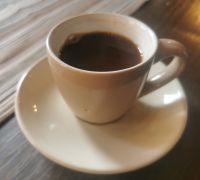 Der zypriotische Kaffee, klein, aromatisch, gewürzt mit Kardamom und mit Sud aufgekocht. 